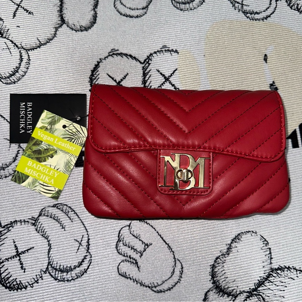 BADGLEY MISCHKA Red Simple Phone Crossbody w/ Letter Lock In Front Quilted NWT - Picture 5 of 16